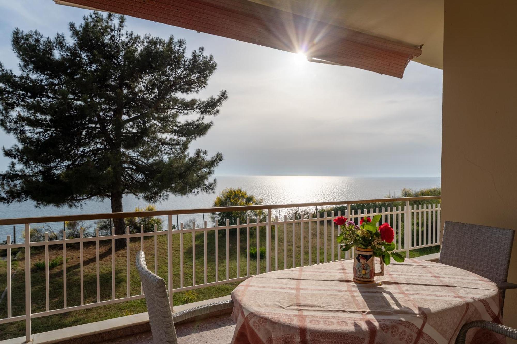 Sunshine House Offering Spectacular Views To Olymp A Apartamento Néa Iráklia Exterior foto